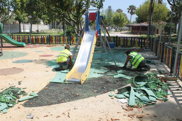 Comienzan las obras para poder reabrir los parques infantiles de Salobrea
